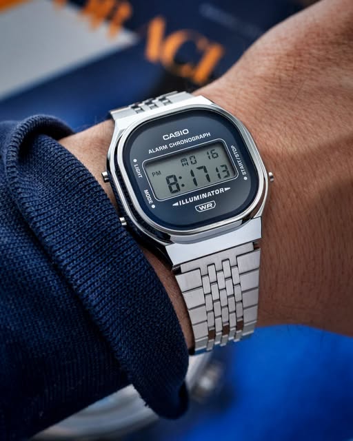 CASIO VINTAGE A140WE-2ADR DIGITAL NAVY BLUE SUNRAY WATCH